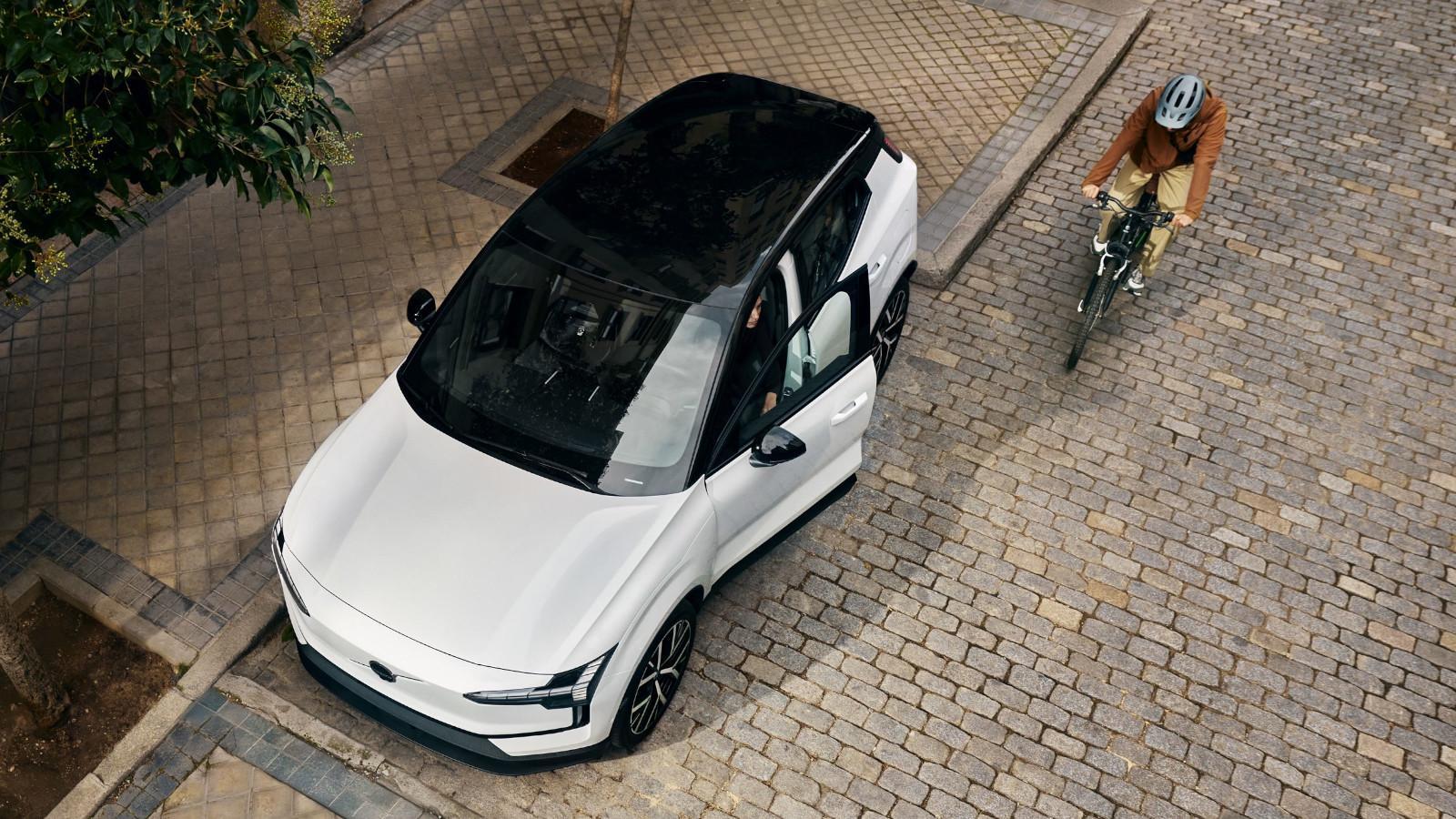 Upozornění při otevírání dveří vozu Volvo EX30